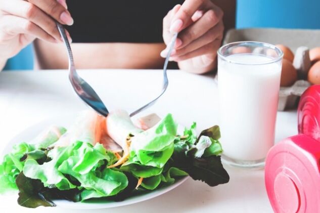 Tasse de salade et de yaourt