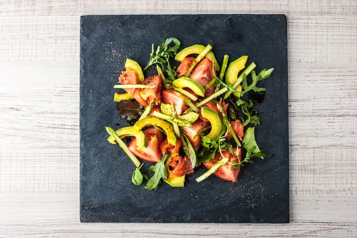Le régime cétogène paresseux comprend des légumes et des graisses saines.