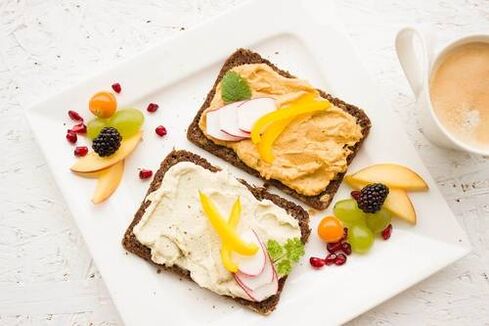 Sandwichs et fruits avec le régime céto.